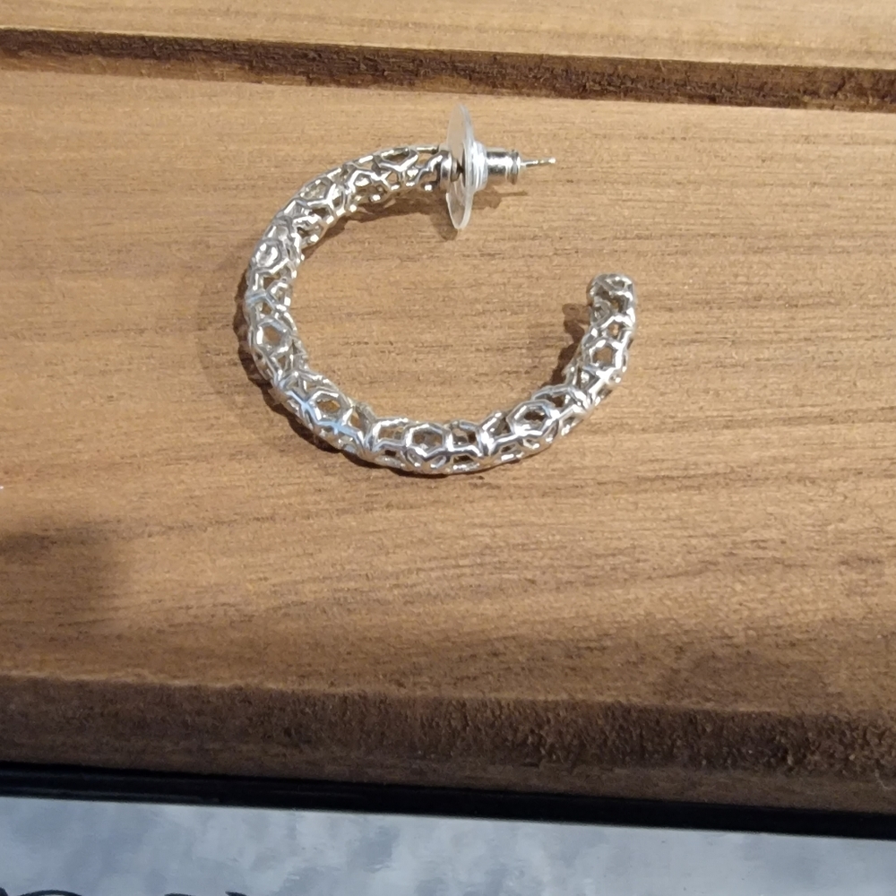 1 kendra scott hoop